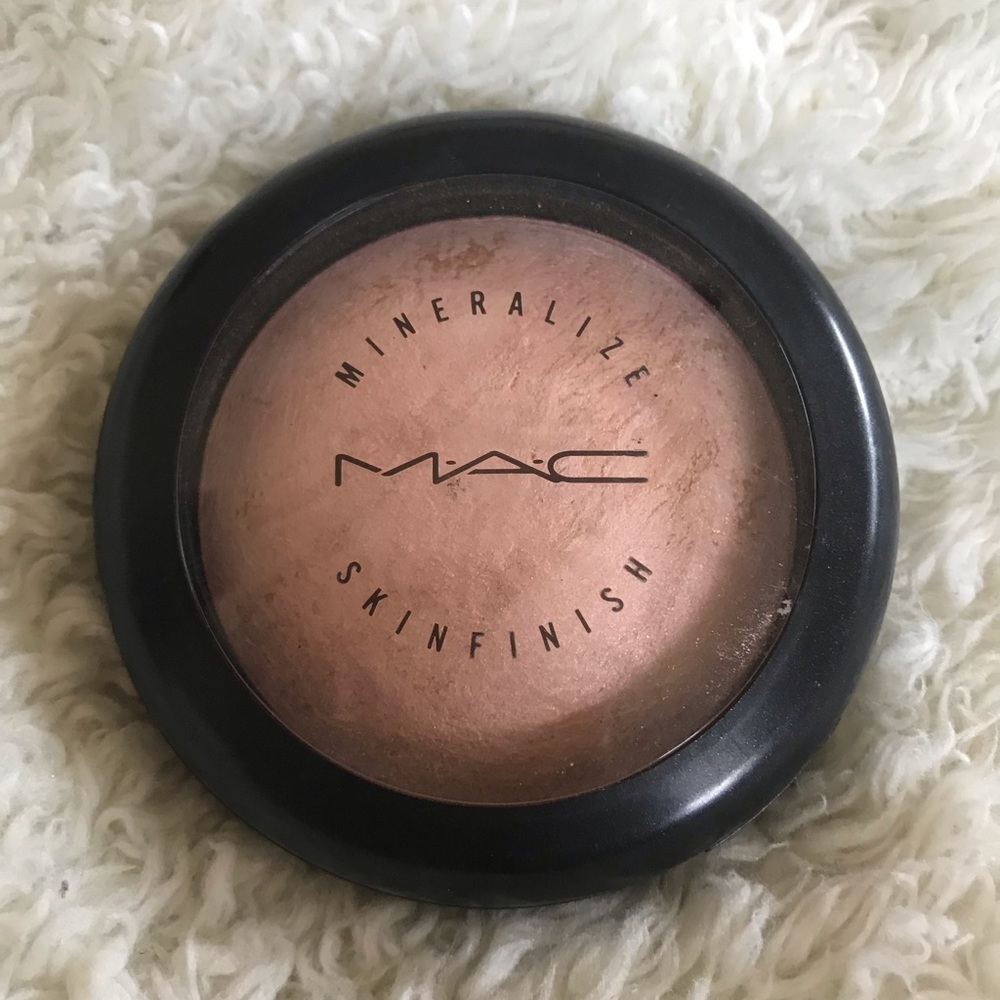MAC mineralize powder in porcelain pink